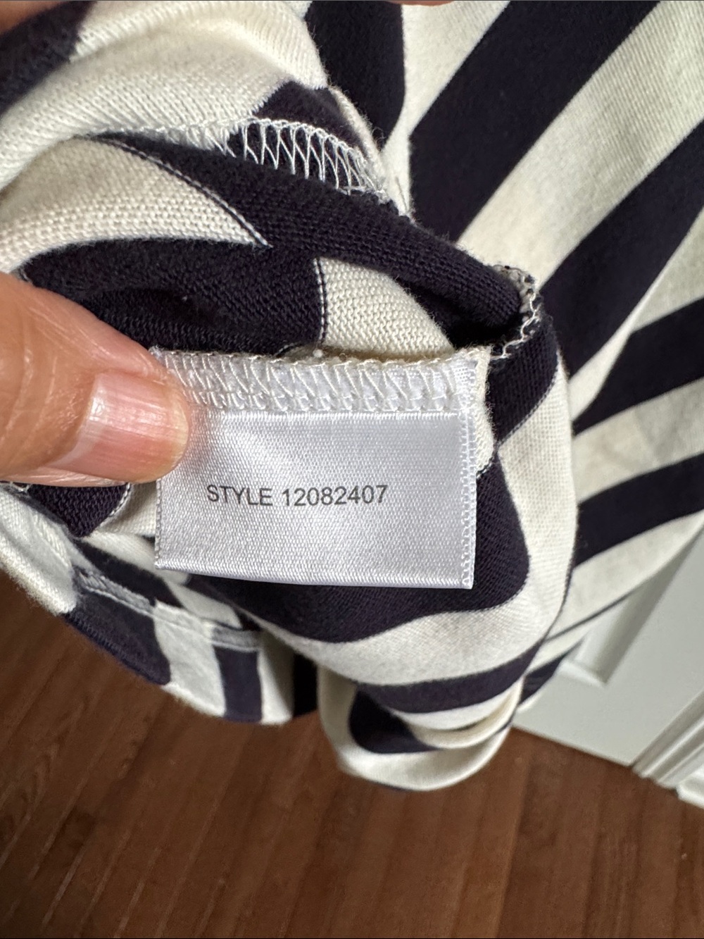 🤍💙Tory Burch Navy & White Diagonal Stripe Tee size M - Picture 7 of 14
